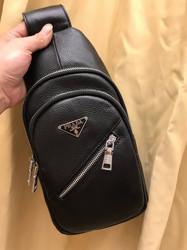 New style men's chest bag, real shot, made of imported top-grain cowhide, soft
