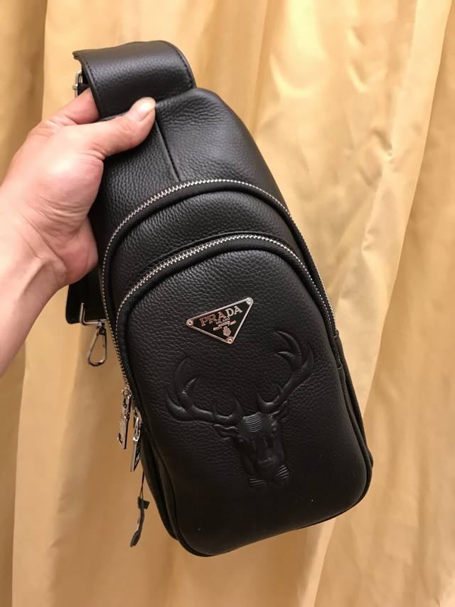 New style men's chest bag, real shot, made of imported top-grain cowhide, soft