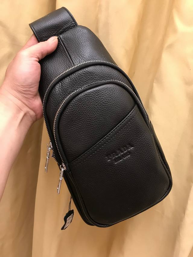 New style men's chest bag, real shot, made of imported top-grain cowhide, soft