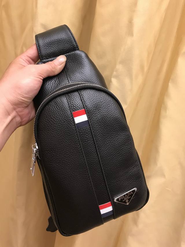 New style men's chest bag, real shot, made of imported top-grain cowhide, soft