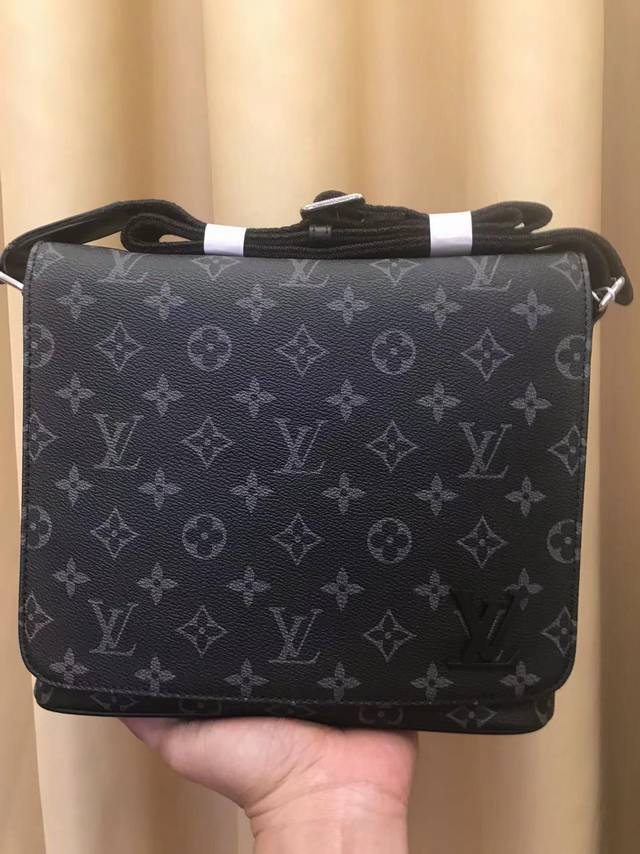 This is the latest hot-selling shoulder bag of the year. "We are different, dif