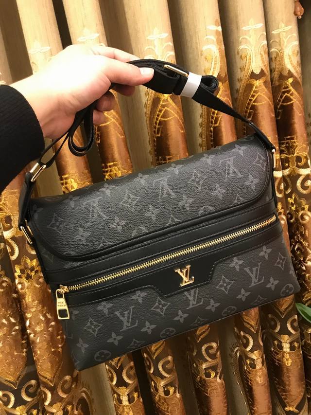Model: 982-4 Lv crossbody bag is absolutely unique in the market, first to laun