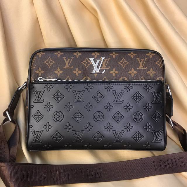 launched the hot crossbody bag. Made of top-grade Italian imported cowhide, the