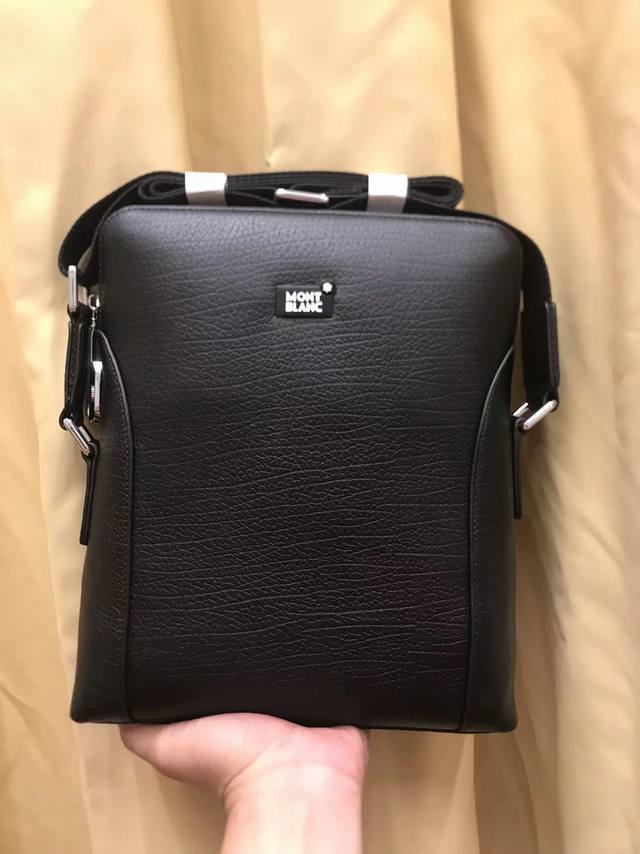 Launches the hottest messenger bag. Made of top-grade Italian imported cowhide.