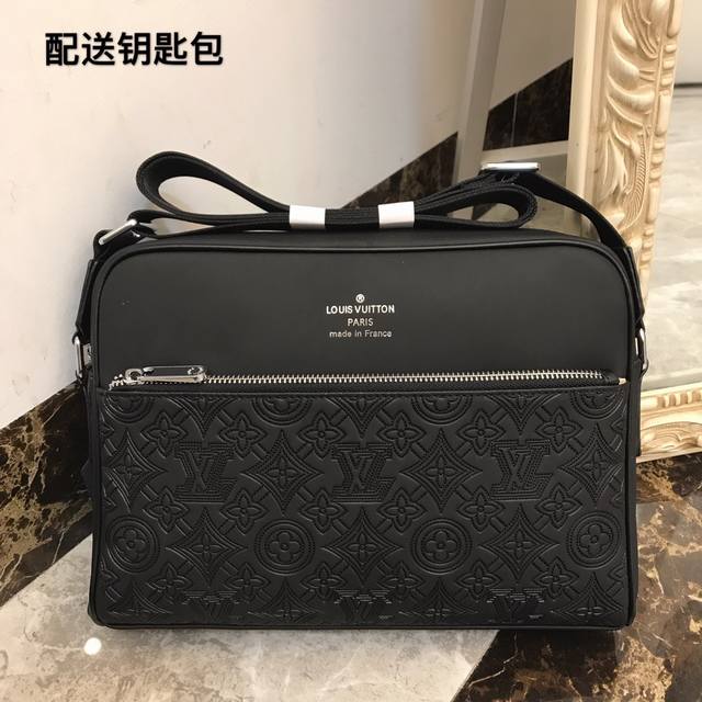 Launches the hottest crossbody bag. Made of top-grade Italian imported cowhide,