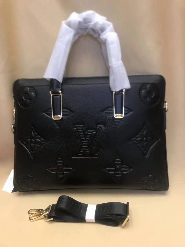 V's latest men's handbag + crossbody briefcase, clamoring counter, top-quality o
