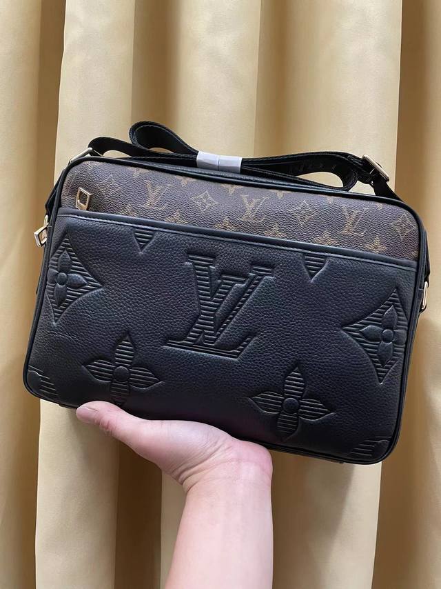 The hottest messenger bag in the spring of 2017. Made of top-grade Italian impo