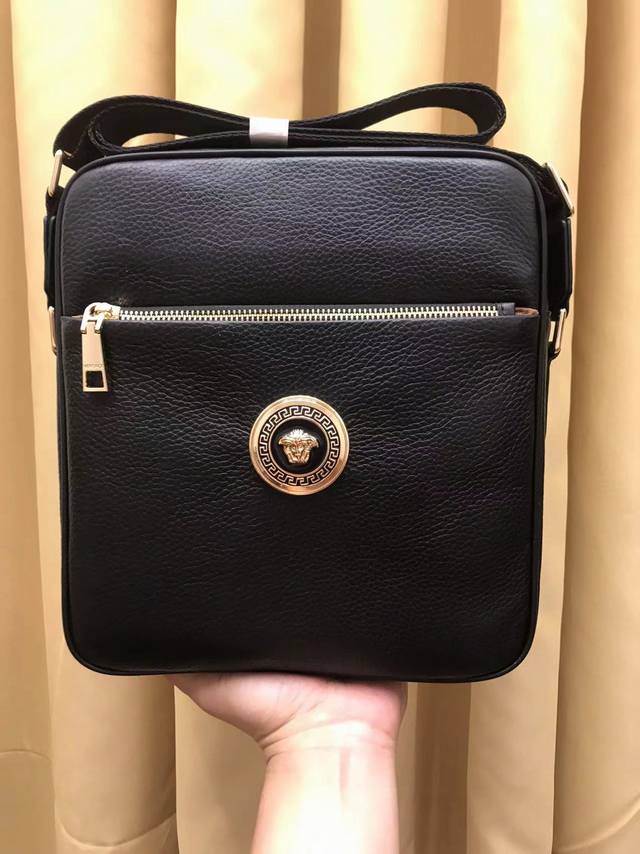 2630 Fanjia's latest shoulder bag, imported from Italy, soft leather, zippers on