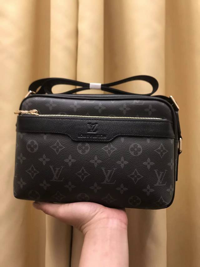 V's new product, made of V's exclusive classic fabric, never out of fashion. Log