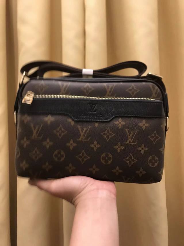 V's new product, made of V's exclusive classic fabric, never out of fashion. Log