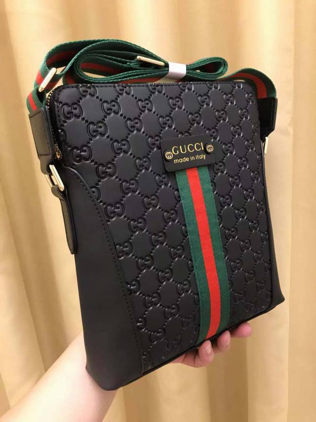 launched the hottest men's messenger bag. Made of top-grade Italian imported co