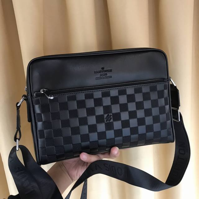 Launches the hottest messenger bag. Made of top-grade Italian imported cowhide.
