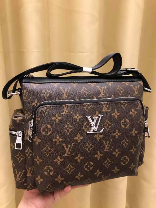 V's new product, made of V's exclusive classic fabric, never outdated. The front