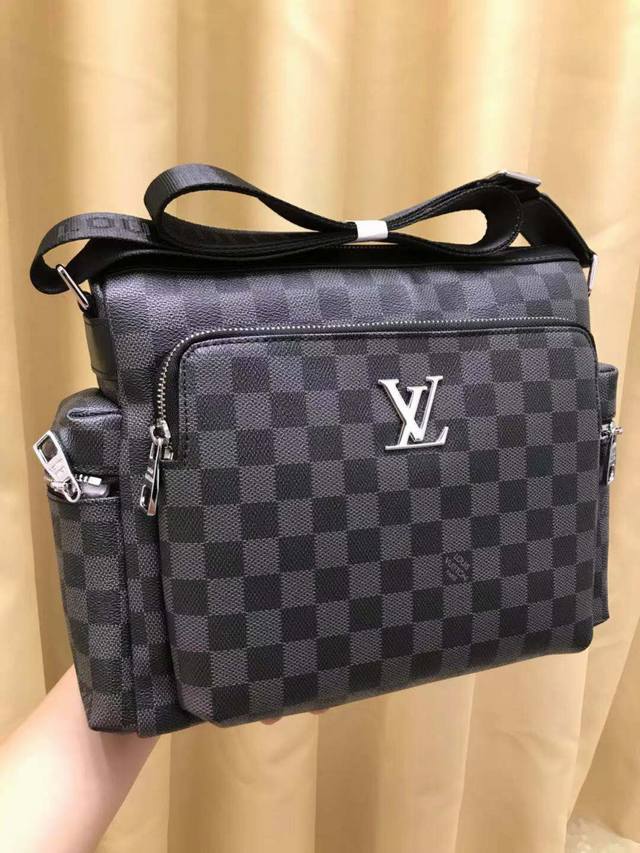 V's new product, made of V's exclusive classic fabric, never out of fashion. The