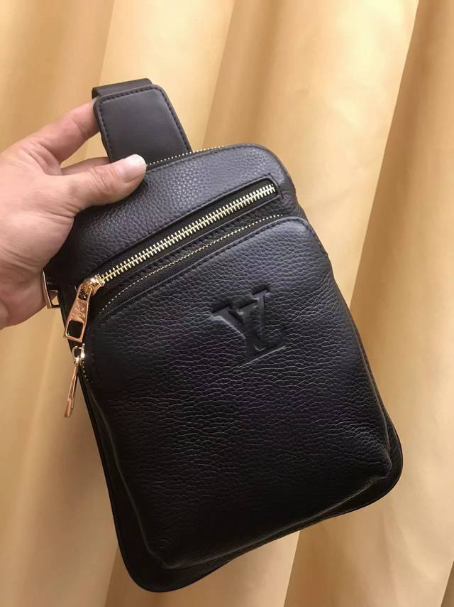Hot item..simple and elegant..Men's chest bag is on the market. Originally made