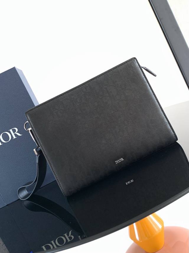 This clutch is a Dior staple. Crafted from black Oblique printed cowhide, it dra
