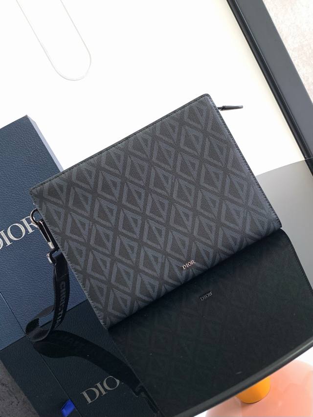 This clutch is a Dior staple. Crafted in black Oblique print fabric, inspired by