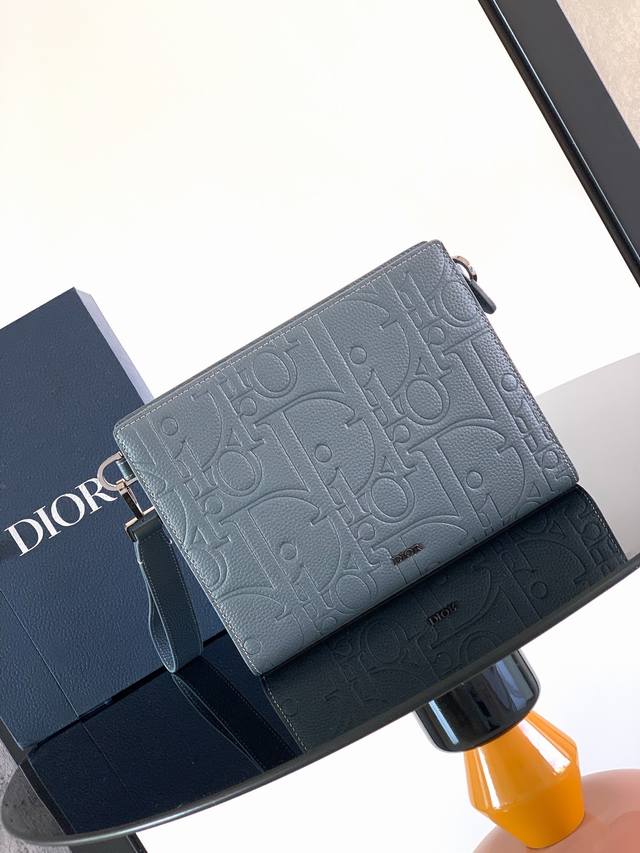This clutch is a Dior staple. Crafted from cowhide, it draws inspiration from th