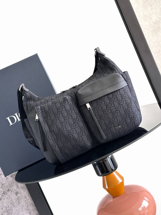 This Rider Soft Dumpling Bag is a new product in the Fall 2025 Men's Collection