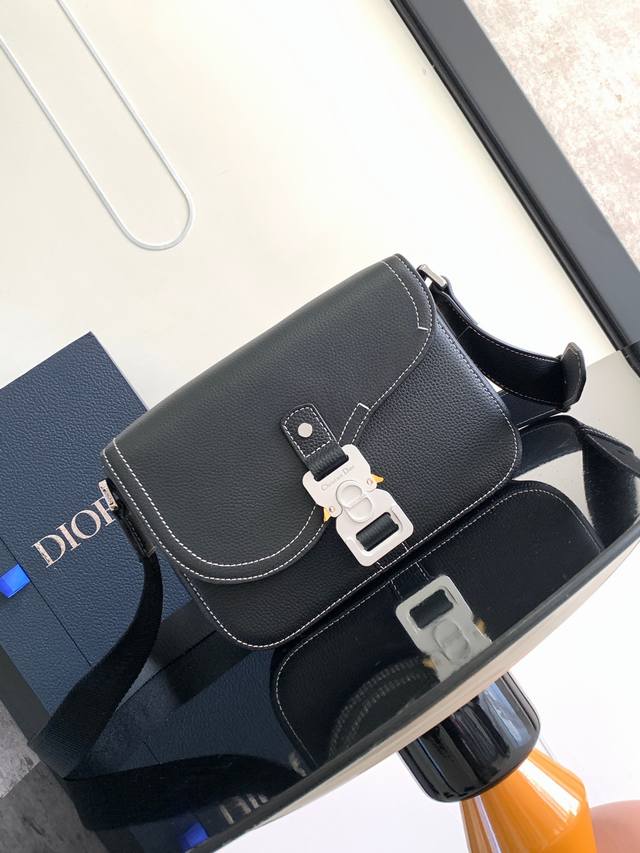 With box, top-quality original order. This saddle messenger bag is a new arrival