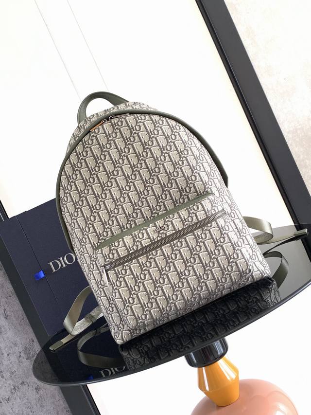 With a clean silhouette, this Rider backpack is a refreshed take on the classic