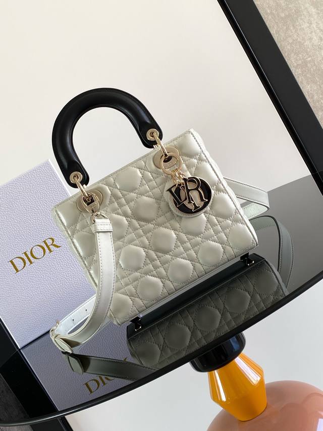 The Lady Dior Dior bag epitomizes Dior's vision of elegance and beauty. Crafted