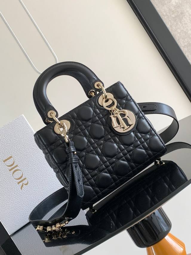 This Lady Dior Dior bag epitomizes Dior's vision of elegance and beauty. Crafte
