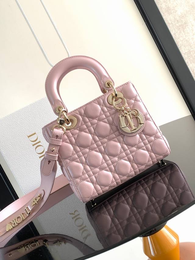 This Lady Dior Dior bag epitomizes Dior's vision of elegance and beauty. Crafte