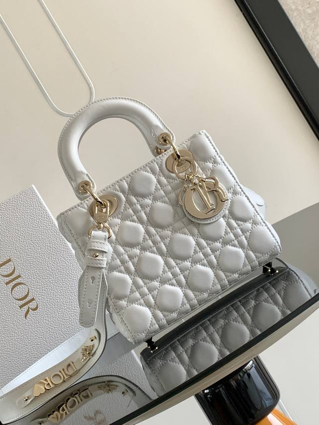 This Lady Dior Dior bag epitomizes Dior's vision of elegance and beauty. Crafted