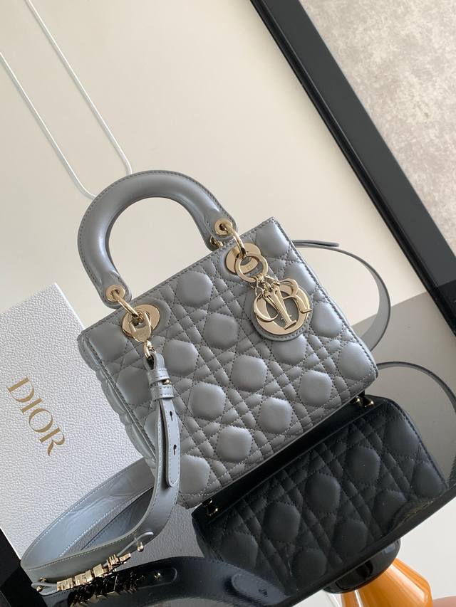 This Lady Dior Dior bag epitomizes Dior's vision of elegance and beauty. Crafte