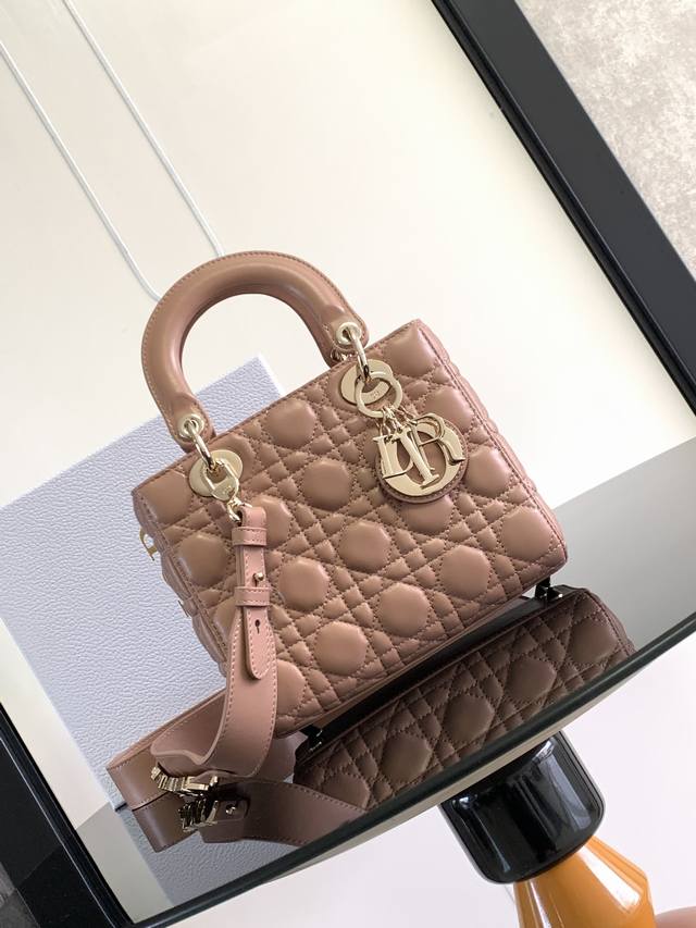 This Lady Dior Dior bag epitomizes Dior's vision of elegance and beauty. Crafted