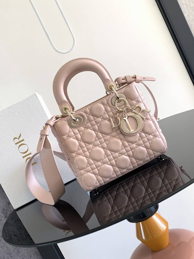 This Lady Dior Dior bag epitomizes Dior's vision of elegance and beauty. Crafte