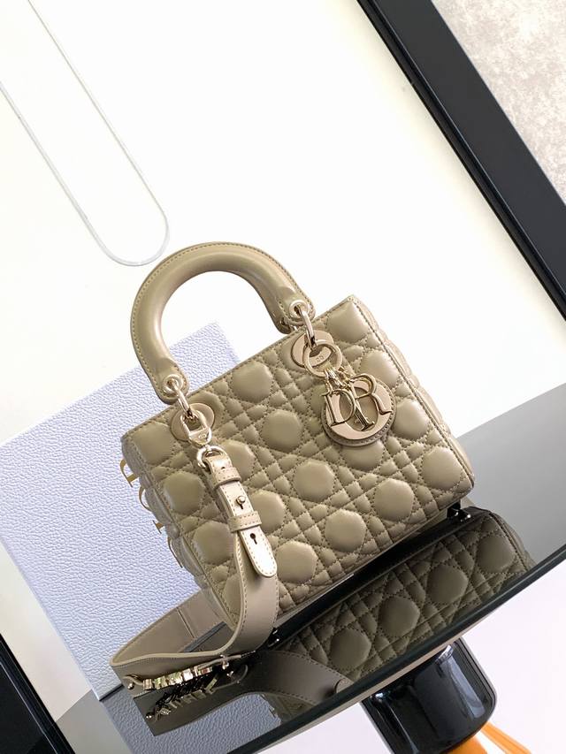 Four-grid gold buckle beige This Lady Dior Dior handbag epitomizes Dior's profou