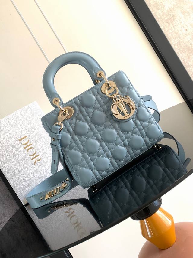 This four-compartment Lady Dior Dior bag epitomizes Dior's vision of elegance a