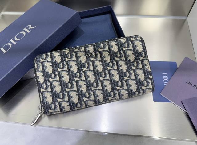This long zipper wallet is understated yet elegant. Crafted from original mater