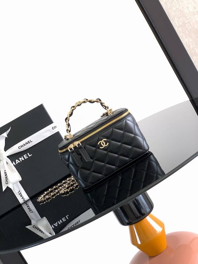 Chanel23K chain handle box bag light gold handle I like this box handle with dou