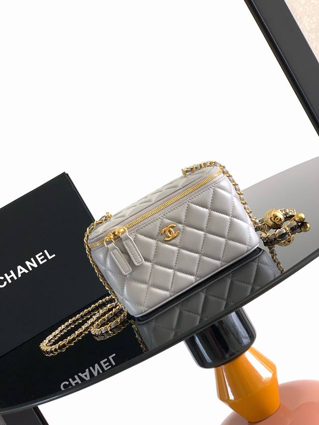 Metal Ball Series Box Bag Black The shape is about the size of a palm. Although