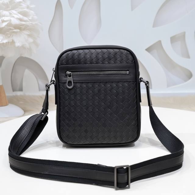 Bv-The latest men's small crossbody messenger bag. Original quality. Official we