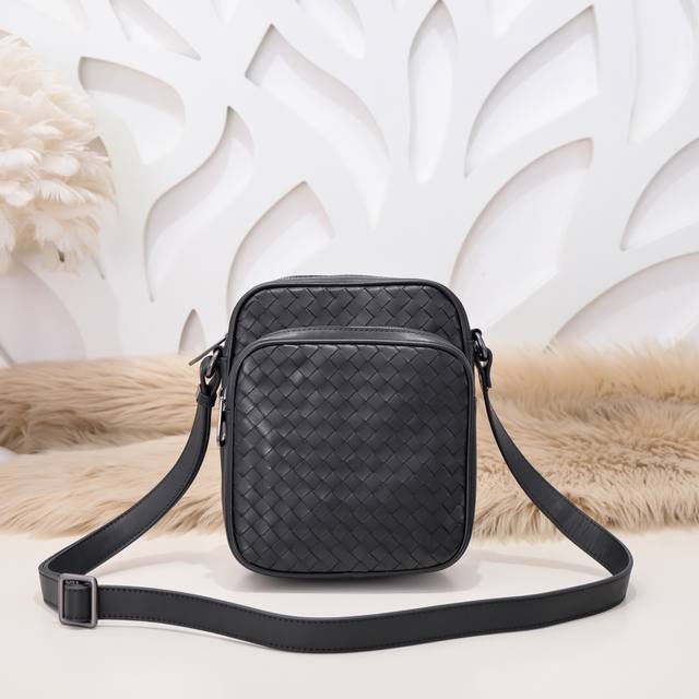 Bv-The latest men's small crossbody bag. Original quality. Official website. Use