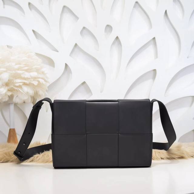 Bv-The latest men's messenger bag. Original quality. Official website. Use top w