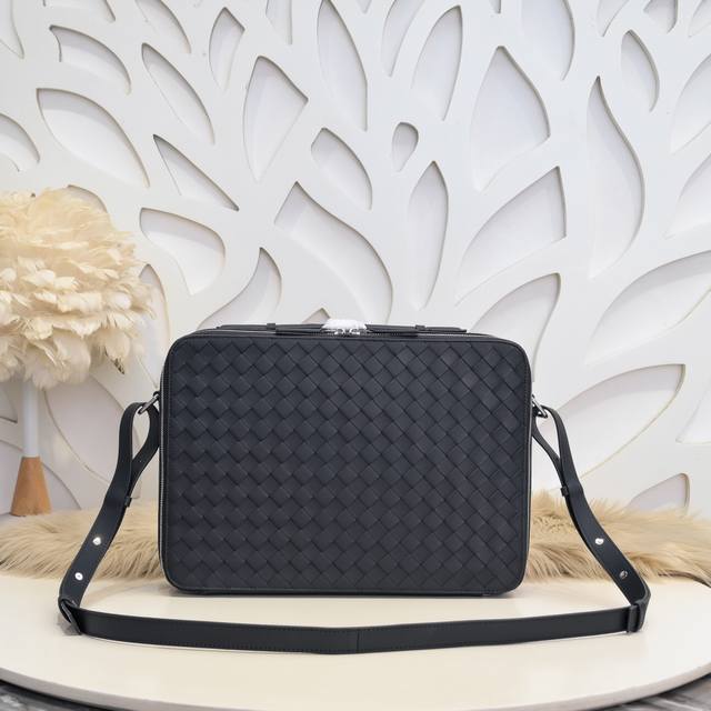 Bv-The latest men's messenger bag. Original quality. Official website. Use top w