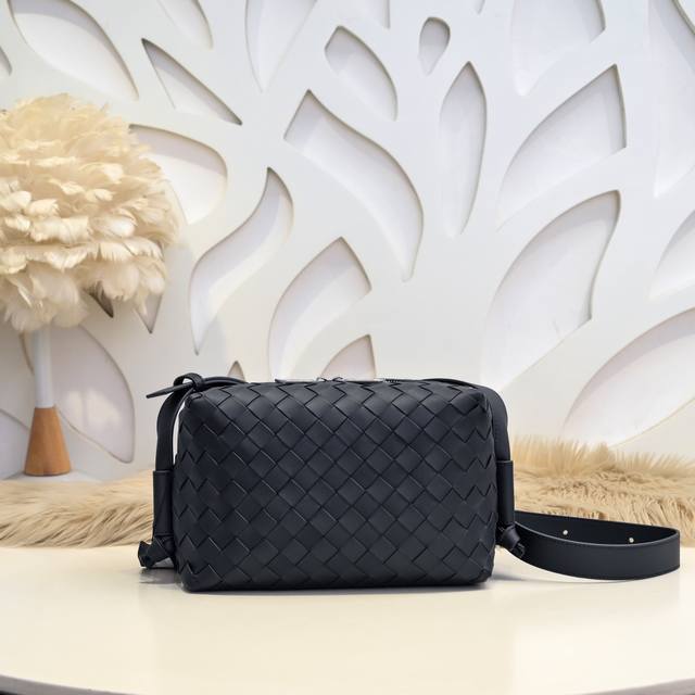 Bv-The latest men's messenger bag. Original quality. Official website. Use top w