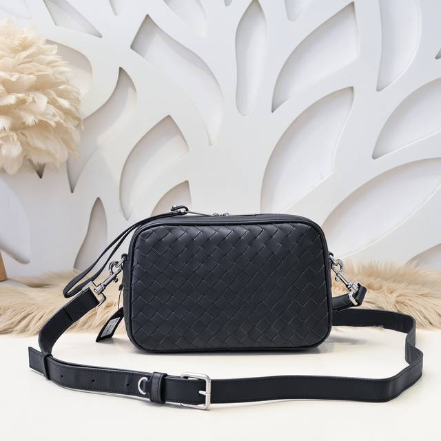 Bv-The latest men's messenger bag. Original quality. Official website. Use top w