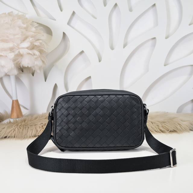 Bv-The latest men's shoulder bag messenger bag original quality official website