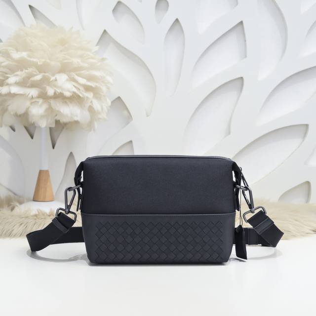 Bv-The latest men's messenger bag shoulder bag original quality official website
