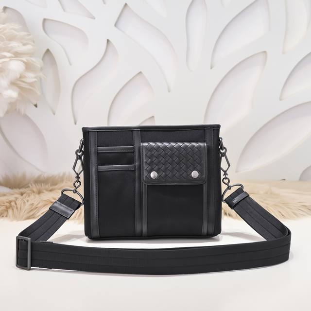 Bv-The latest men's small crossbody bag. Original quality. Official website. Use