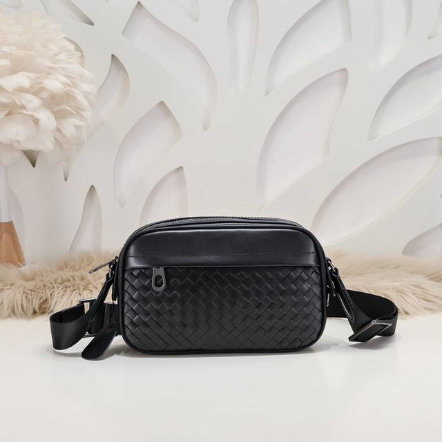 Bv-The latest men's messenger bag. Original quality. Official website. Use top w