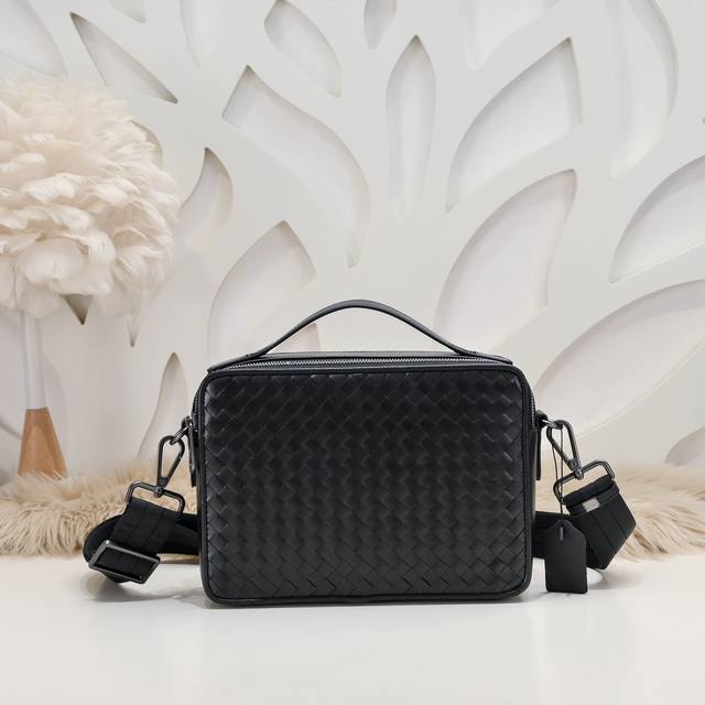 Bv-The latest men's messenger bag. Original quality. Official website. Use top w