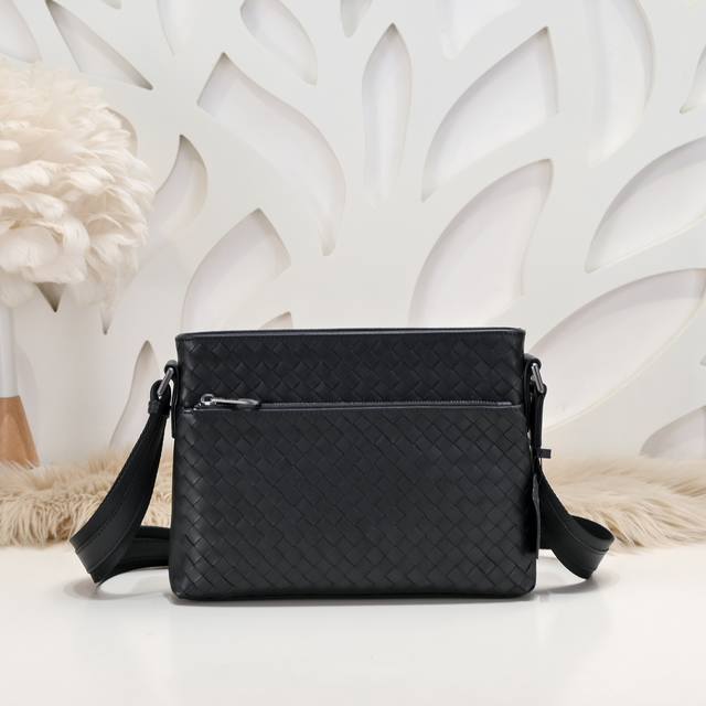 Bv-The latest men's messenger bag. Original quality. Official website. Use top w