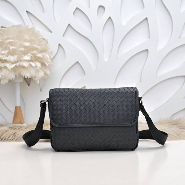 Bv-The latest men's messenger bag shoulder bag with fine braided strips, origina